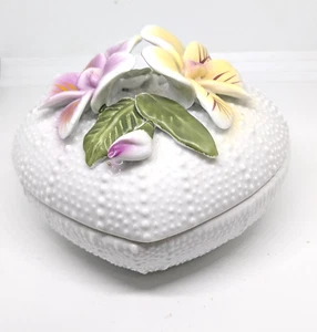 Caja de joyería/batija en forma de corazón vintage de porcelana de hueso de 4,5" X 3,5" - Imagen 1 de 6