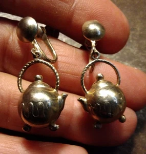 Vintage Metall silberfarben TEE KAFFEEKANNE Schraubverschluss Ohrhänger 1 1/4" Barrist Cafe - Bild 1 von 9