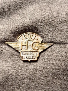 Harley Davidson 2011 HG Damas de Harley Motocicleta Pinback Solapa Pin (135FLA) - Imagen 1 de 3