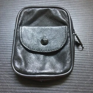 Vintage 1990er kompakt schwarz Leder Reißverschluss Gürtelschlaufe Tasche mit Druckknopf Tasche 4" Höhe - Bild 1 von 5