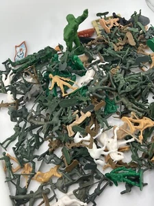 Vintage Mixed Lot Plastic Army Men Toy Soldiers Military Figures War Playset - Picture 1 of 16