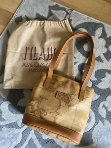 Neu mit Etikett authentisch - Alviero Martini 1A Klasse Handtasche Signatur Geo-Print mit Staubschutz & Karte - Bild 1 von 12