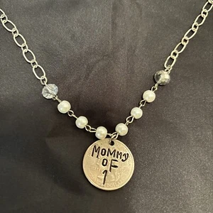 Collar colgante mamá de 1 moneda tono plata perlas de imitación 11 pulgadas - Imagen 1 de 9