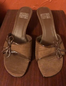 Sandalias para mujer MOOTSIES TOOTSIES talla 7 marrón chocolate punta abierta tacón de gatito - Imagen 1 de 3