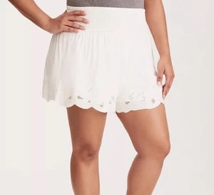 Torrid Summer White Lace Floral Appliqué Shorts Wide Elastic Waist Lined 2 - 2X - Picture 1 of 8