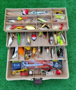Gemischte Tackle Box voller zufälliger Köder, Gewichte, Haken Fenwick Tackle (Jitterbug) - Bild 1 von 12