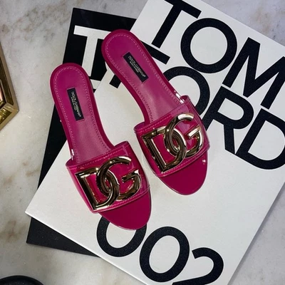 Nuevo en caja Dolce & Gabbana Mujer 36.5 Fucsia Charol Slides con logotipo DG $825 Foto 1 de 4