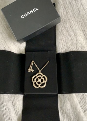 Collana Chanel Camelia 100% Autentica in rilievo con logo CC: indossata una volta
