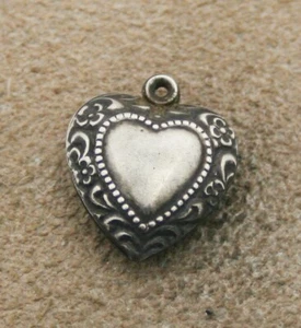 VINTAGE STERLINGSILBER AUFGEBLÄHTES HERZ CHARM - erhabene Blumen & Wirbel Bordüre & Eng - Bild 1 von 2