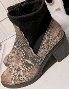 Qupid Snake Skin Print Ankle Booties Size 8 NWOB Zippers On Sides - Picture 1 of 9