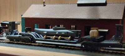 1/87 H0 DC Militär 2.Weltkrieg Seehund U-Boot inhalt Güterwagen Grau patiniet - Bild 1 von 3