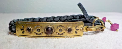 LUCKY BRAND BRAZALETE TRENZADO CUERO NEGRO CON DISEÑO ESTAMPADO PIEDRAS ROJAS 7 3/4" Foto 1 de 4