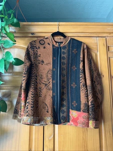 Chaqueta acolchada Chico’s estampado étnico mandala y motivos florales, talla 2 - Imagen 1 de 9