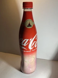 Bottiglia Coca Cola Coca Cola Walt Disney World 50° Regno Magico 2022 fondo rosa completa - Foto 1 di 7