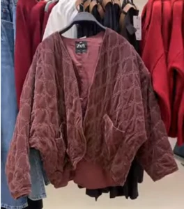 ZARA NUOVA CON ETICHETTE 2025. BLAZER KIMONO IN VELLUTO TRAPUNTATO BORDEAUX ROSA GESSO. 2804/001/626 - Foto 1 di 10