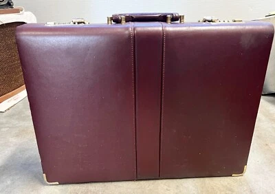 Maletín de cuero borgoña con bloqueo combinado a presión Foto 1 de 4