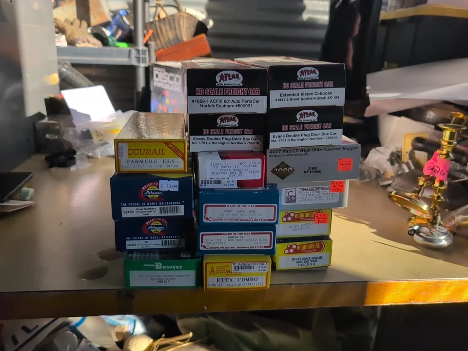 Lot of 16 New Vintage HO Scale Train Cars Roundhouse/Accurail/Athearn/Atlas  - Image 1 of 4