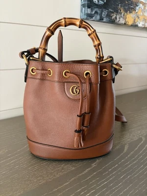 ●Bolso de hombro Gucci Diana Mini Bucket de bambú 724667 de cuero marrón Foto 1 de 4