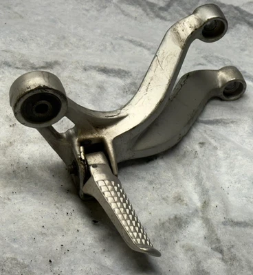 2002 Suzuki GSXR6 pé traseiro esquerdo pedal de passageiro GSXR 600 02 - Imagem 1 de 4