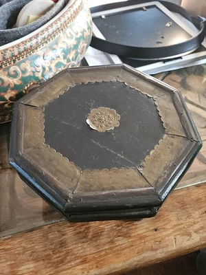 复古盎格鲁-印度黄铜包装饰凳 9.5 英寸侧六边形祈祷桌木质 — 第 1/4 张图片