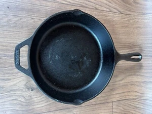 Lodge Cast Iron Skillet Frying 8 SK 10" Made in USA - Picture 1 of 3