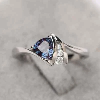 Anillo de boda para mujer de alejandrita creado en laboratorio de 2 quilates enchapado en oro blanco de 14 quilates Foto 1 de 4