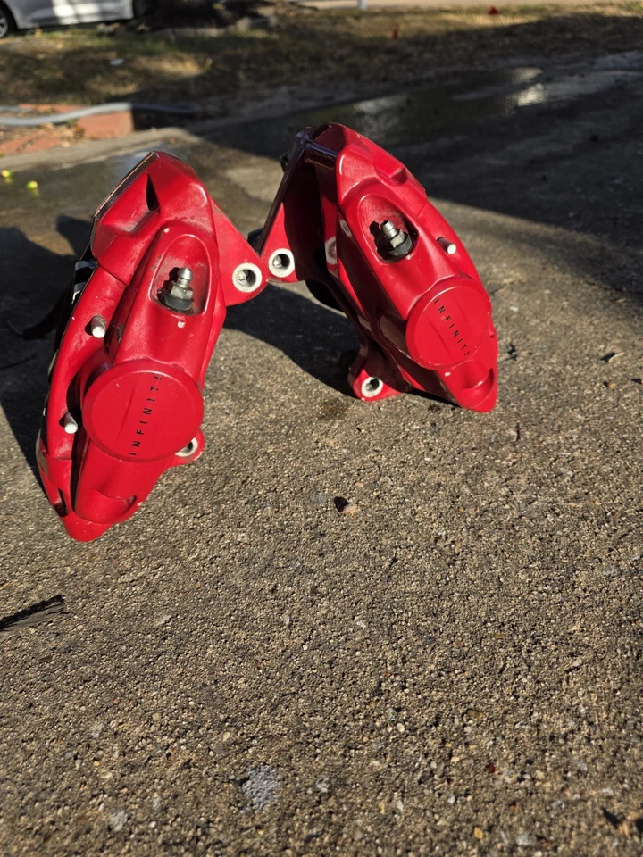 Pinzas de freno traseras Infiniti Q50, Q60, G37, 370Z 2014-2020 rojo Akebono con pernos Foto 1 de 4