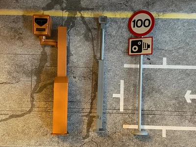 Radar Trap Speed Camera Tempo 100 Road Sign Metal Die Cast Diorama New Original Packaging 1:18 - Image 1 of 4