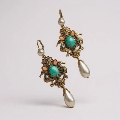 Pendientes de perlas de caballito de mar flor turquesa arte medieval de colección Foto 1 de 4