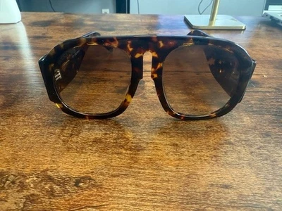 Óculos de sol unissex Gucci armação grande tartaruga - Imagem 1 de 4