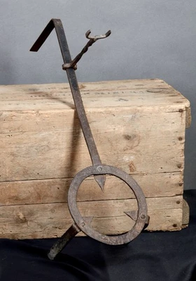 HORQUILLA TRIVET COCINA HOGAR HIERRO FORJADO COLONIAL SIGLO XVIII RESTO AAFA Foto 1 de 4