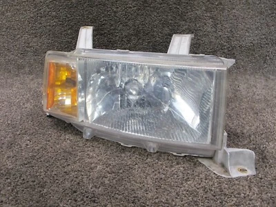 04-06 TOYOTA SCION XB FRONT RIGHT PASS SIDE HALOGEN HEADLIGHT ASSEMBLY OEM - Image 1 of 4