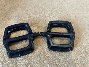 DMR V8 MTB Flat Alloy Pedals Burgtec Nukeproof Crankbrothers Hope - Picture 1 of 5