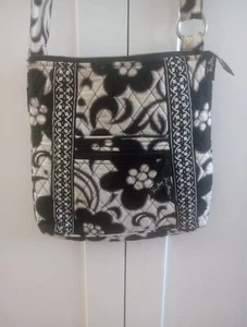 Vera Bradley Umhängetasche schwarz-weiß Blumendruck gesteppt. - Bild 1 von 7