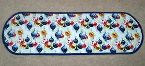 NUEVO Corredor de Mesa Hecho a Mano Vacaciones Rojo Azul Grito Adornos 12x37 Ovalado Acolchado     - Imagen 1 de 3