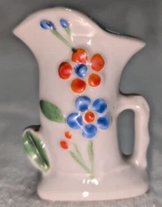 Jarrón vintage mini jarra Japón pintado a mano relieve elevado porcelana floral - Imagen 1 de 10