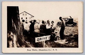 RPPC Postkarte Picknick Versammlung Fahrt im alten Auto Wells NY Adirondacks K8 - Bild 1 von 3