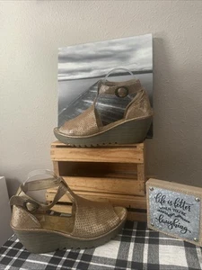 Sandali alla caviglia FLY London YAKE oro pelle metallizzata logo zeppa 40 usati - Foto 1 di 18