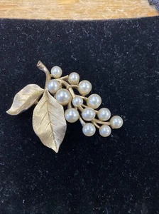 Crown Trifari Grape Bunch Faux Pearl Gold Tone Leaves Vintage 2" Brooch - Picture 1 of 4