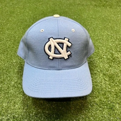 UNC Carolina del Norte Tacones Alquitranados Logo Gorra Sombrero Para Hombres 7 1/2 Foto 1 de 3