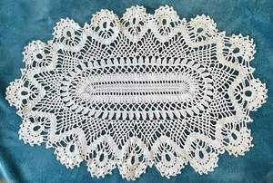 LOVELY LARGE OLD VINTAGE OVAL INTRICATE WHITE HANDMADE DOILY!! - Picture 1 of 5
