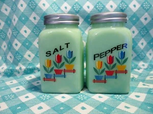 Jadeite Green Glass Three Tulip Salt & Pepper Shakers in Excellent Condition - Picture 1 of 6