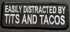 Parche bordado FÁCILMENTE DISTRAÍDO POR TETAS Y TACOS aprox 1,5x4" - Imagen 1 de 2