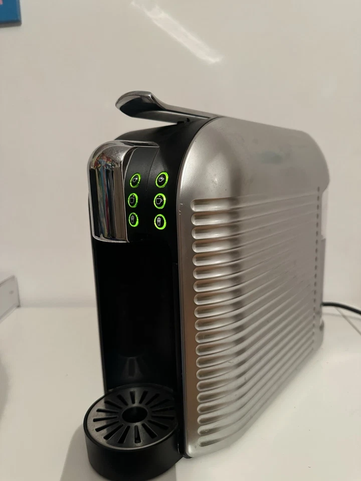 K-fee Kapselmaschine von Krüger – edles Design in Silber, top Zustand - Bild 1 von 3