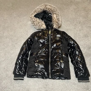 River Island Giubbotto imbottito nero in ecopelle con cappuccio Park Coat bambina età 7-8 - Foto 1 di 9