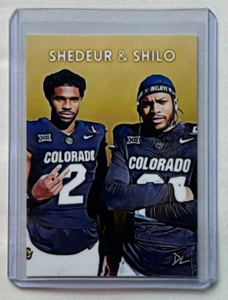 Tarjeta coleccionable Shedeur & Shilo Sanders limitada firmada por artista "Colorado Buffs" 2/10 - Imagen 1 de 2