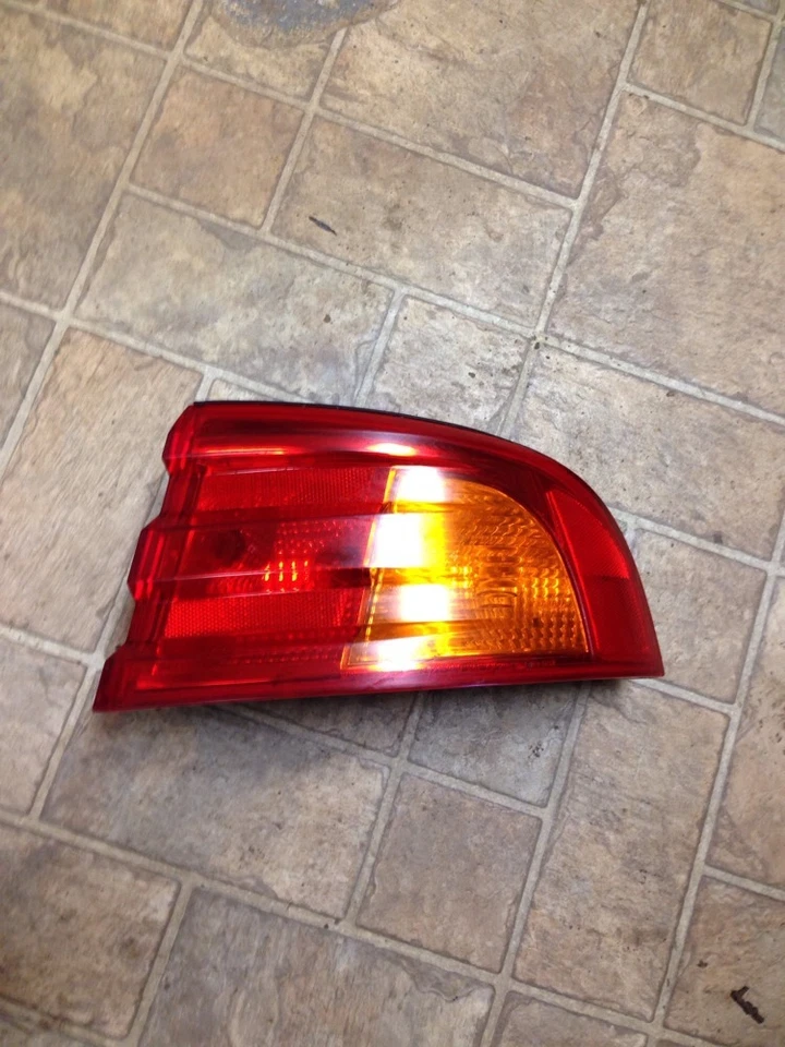 2001 2002 Kia Optima 2001 2002 Magentis Right Tail Light - Image 1 of 1