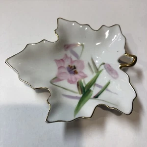 OCCUPIED JAPAN Floral Patterned Leaf Shaped Trinket Dish Gold Accents (4x3.75”) - Picture 1 of 6