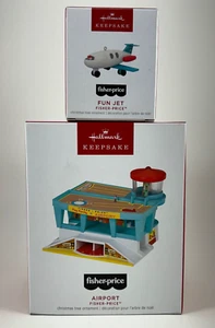 Nuevo en caja ~ Dos adornos con sello 2023 ~ Fisher-Price divertido avión jet y aeropuerto - Imagen 1 de 5