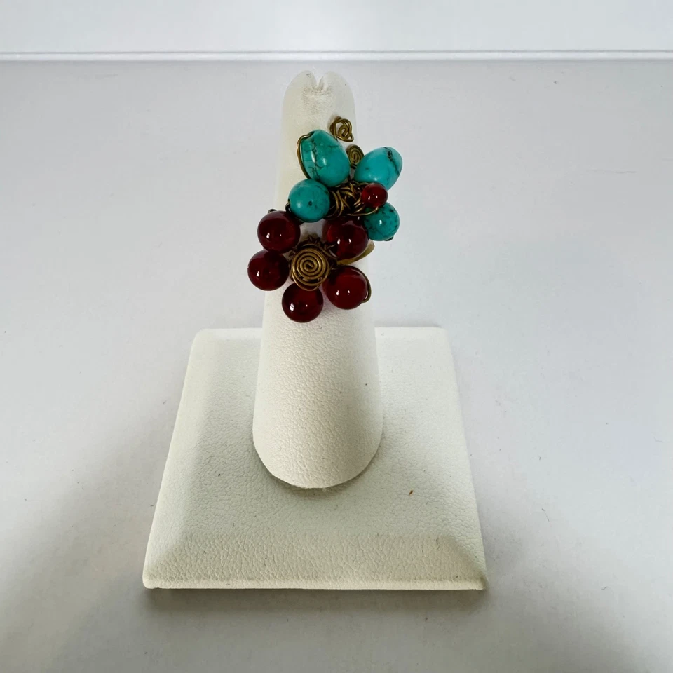 Anillo estilo racimo con detalles envueltos en alambre cuentas turquesa y rojo tono dorado Foto 1 de 4